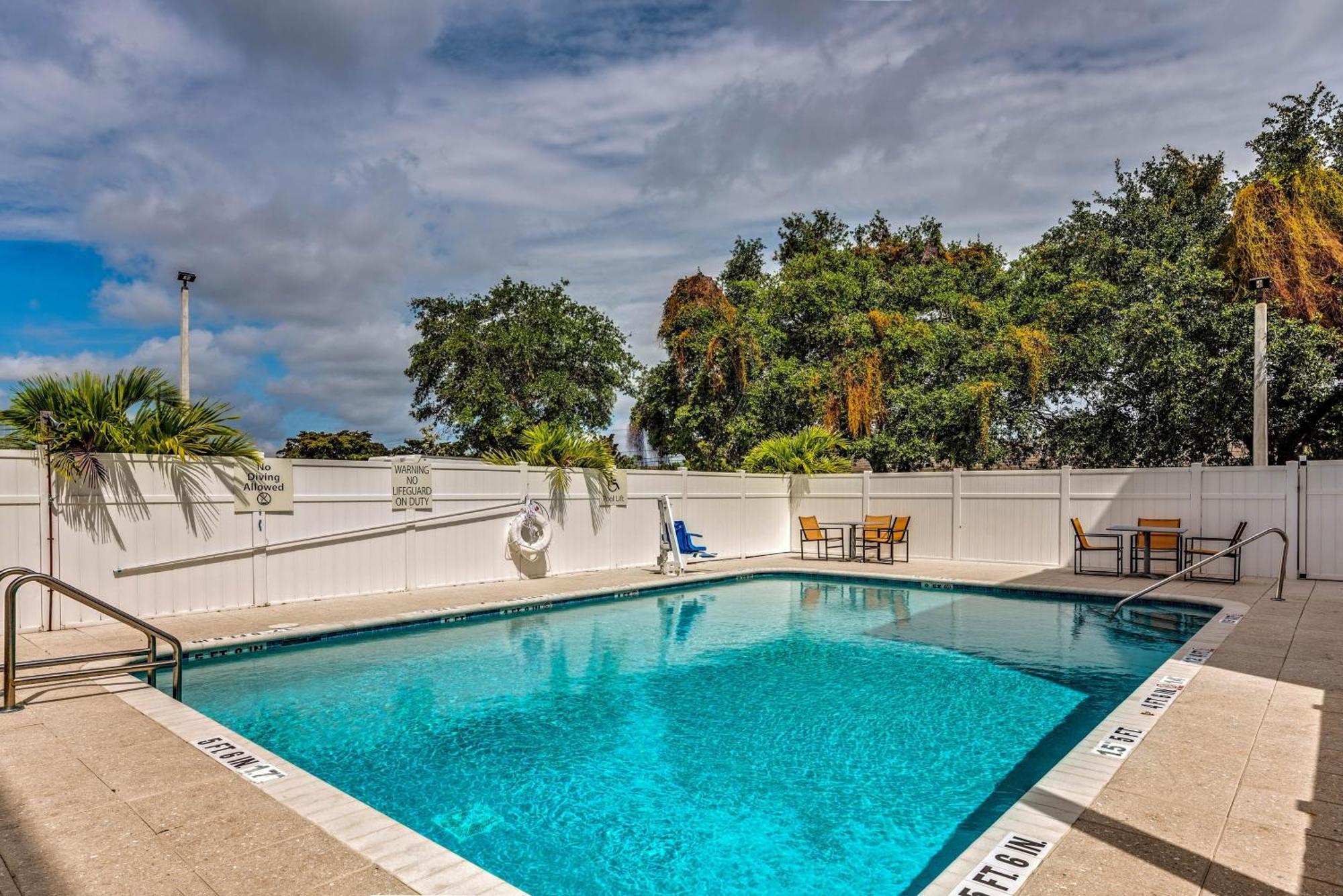 Holiday Inn Express & Suites Boynton Beach West By Ihg Exterior foto